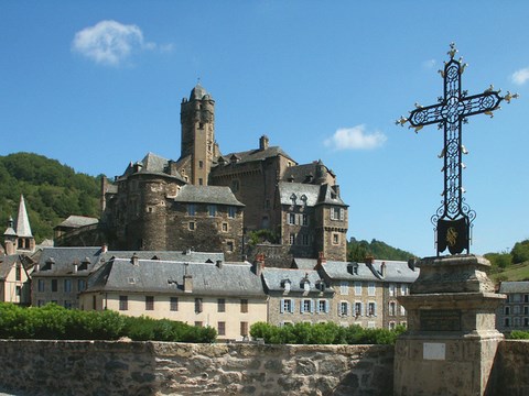 Estaing et sa croix - Aveyron - Midi Pyrénées
