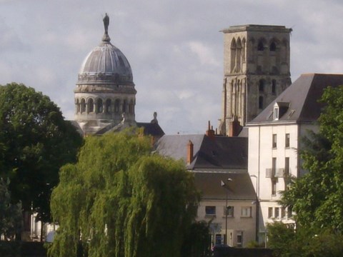 Tour, dôme de la basilique et tour St Charles - Indre et Loire - Centre