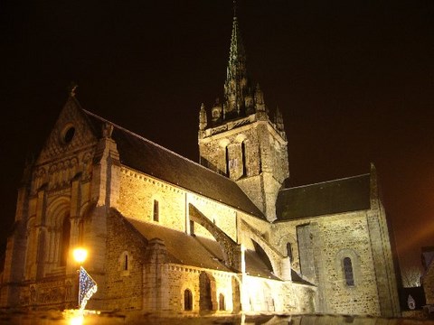 Laval, la basilique d'Avesnière la nuit - Mayenne - Pays de Loire