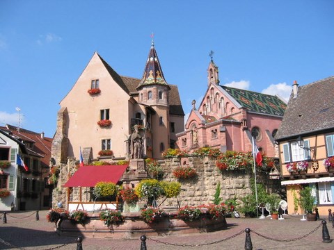 Eguisheim, place du château - Alsace - Haut Rhin