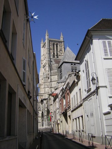 Meaux, ruelle et  cathédrale - Seine et Marne - Ile de France