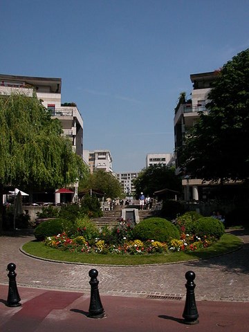 Rueil Malmaison, place des impressionnistes - Hauts de Seine - Ile de France