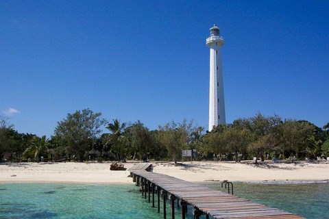 Nouméa, le phare de l'îlot Amédée et la plage - Nouvelle Calédonie